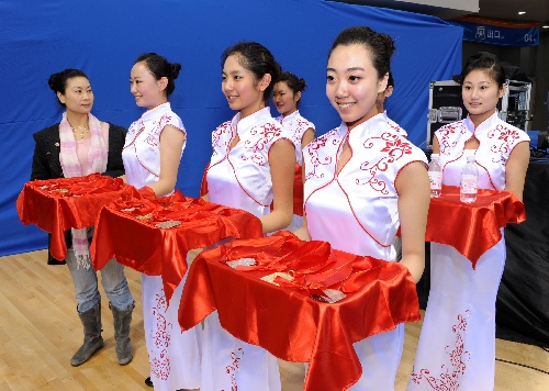 十一運會頒獎禮儀亮相 絕色美女帶妝演練，展現(xiàn)專業(yè)禮儀慶典服務(wù)